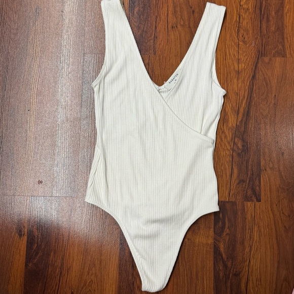 🤍 Babaton White Ribbed Wrap Bodysuit – XS - Picture 6 of 10